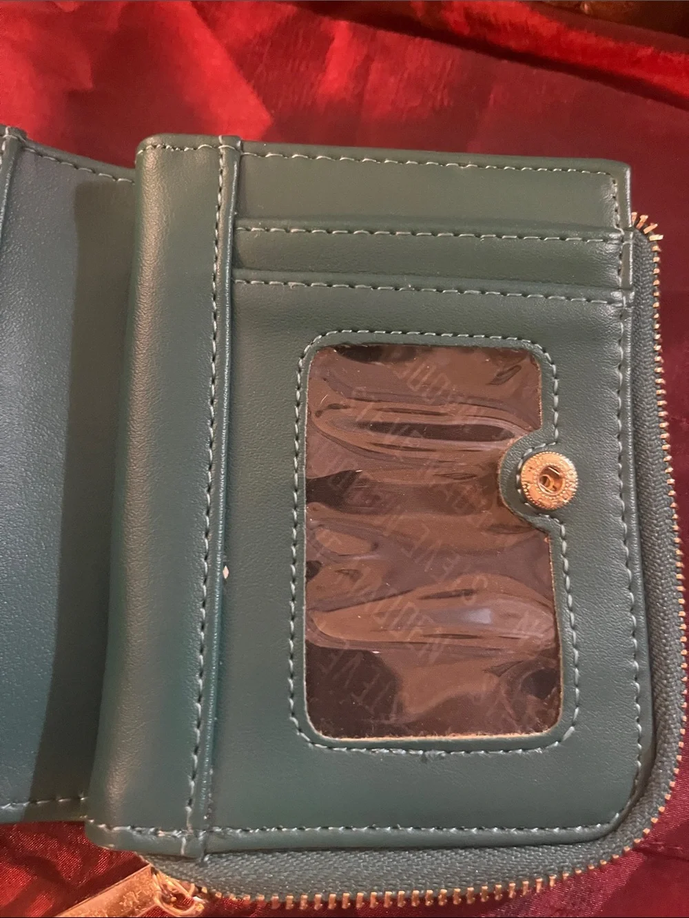 Steve Madden compact steve